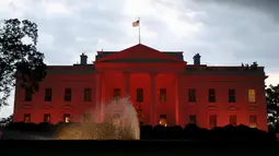 Gedung Putih dihiasi cahaya warna pink sebagai tanda dukungan atas kewaspadaan bahaya kanker payudara, Washington, Jumat (9/10/2015). Tiap tahunnya di bulan Oktober, ditetapkan sebagai bulan kewaspadaan atas kanker payudara. (REUTERS/Yuri Gripas)