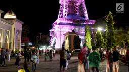 Suasana sekitar Pakaya Tower di kawasan taman Limboto, Kabupaten Gorontalo, Sabtu (12/1). Warna-warni cahaya membuat Pakaya Tower tampak begitu indah. (Liputan6.com/Arfandi Ibrahim)