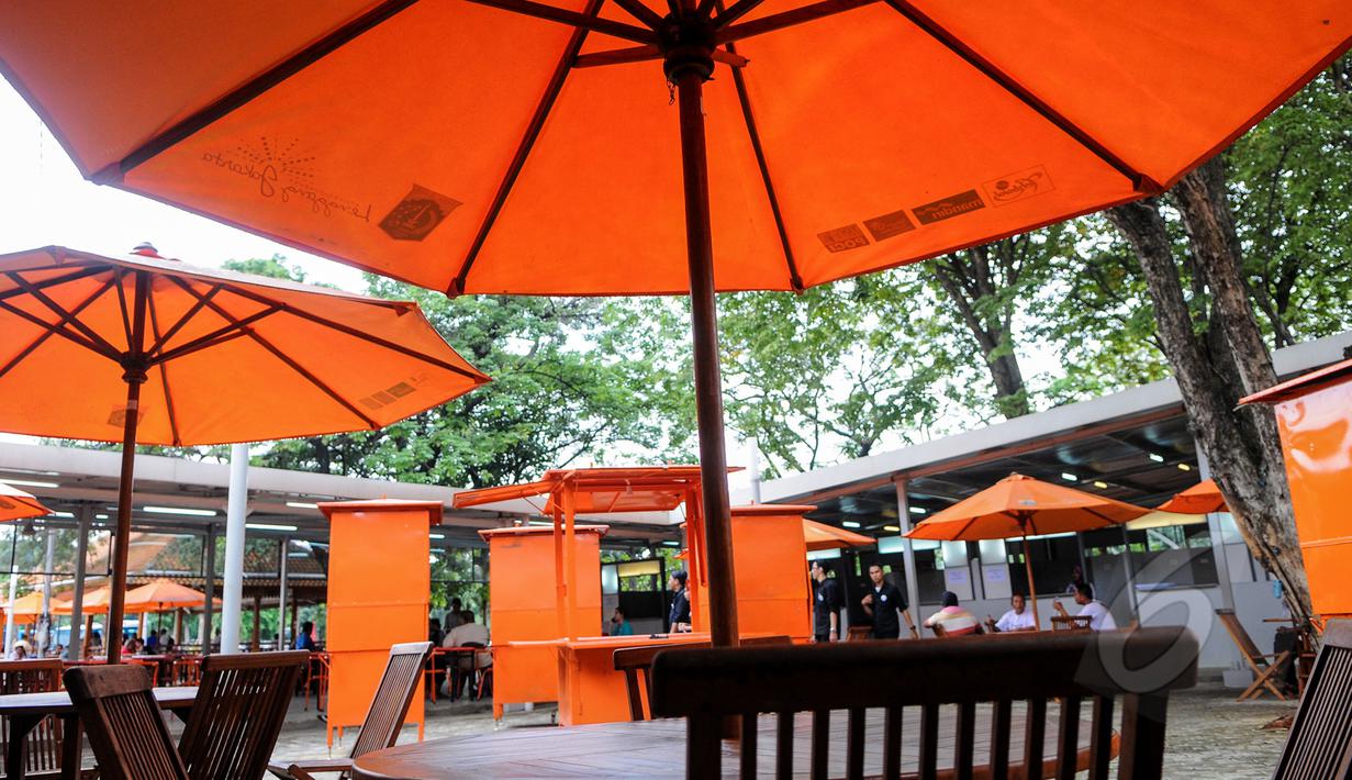 Suasana tempat makan di kios 'Lenggang Jakarta', Jakarta, Jumat (17/4/2015). Kios 'Lenggang Jakarta' kini mulai ramai didatangi pengunjung. (Liputan6.com/Faizal Fanani)