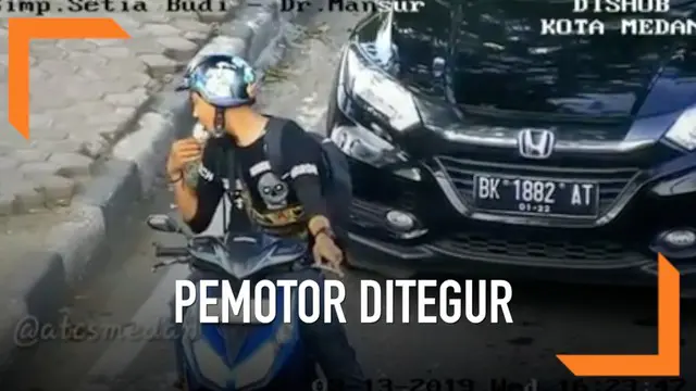 VIDEO: Kocak, Pemotor Salah Tingkah Ditegur di CCTV