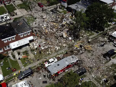 Puing-puing menutupi tanah usai ledakan di Baltimore, Maryland, Amerika Serikat, Senin (10/8/2020). Ledakan yang diduga akibat kebocoran gas tersebut menewaskan seorang wanita dan melukai enam orang lainnya. (AP Photo/Julio Cortez)
