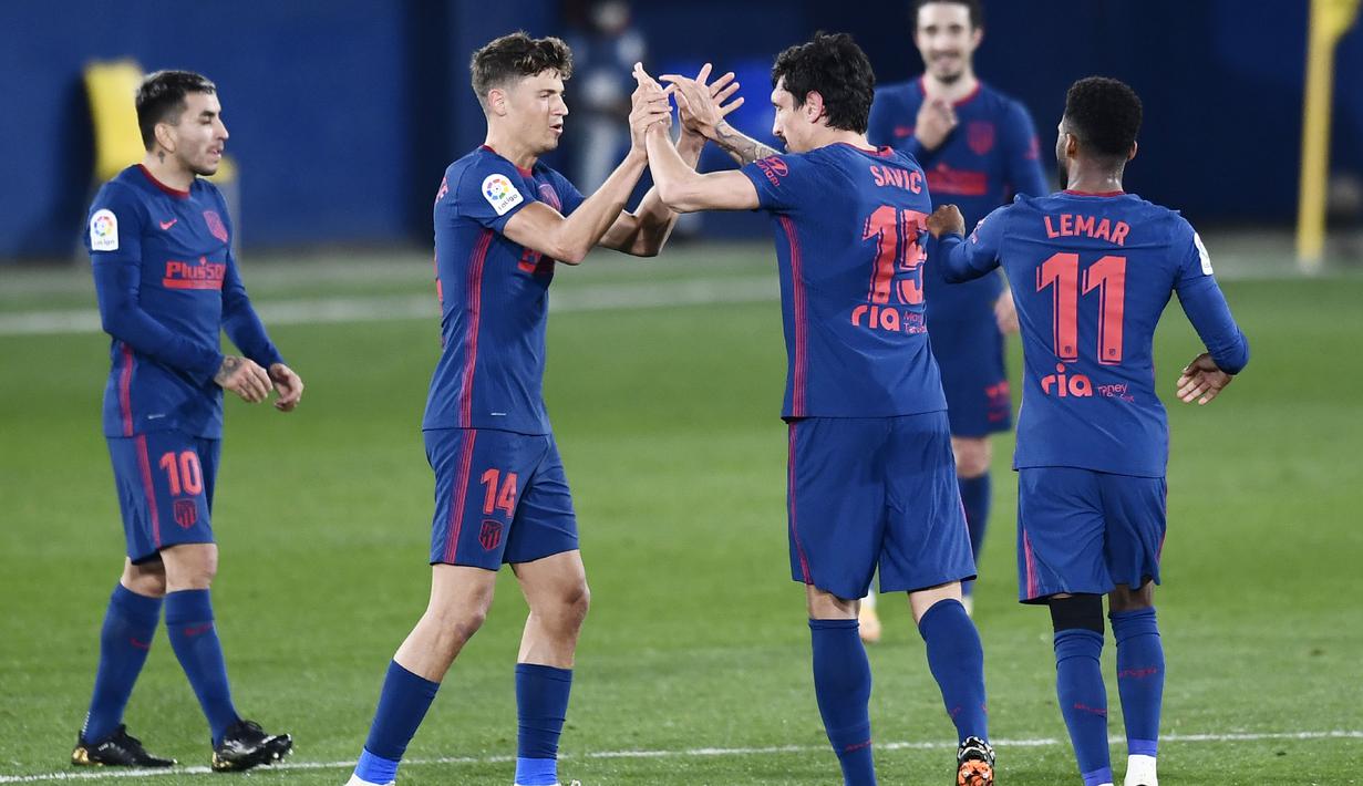 Para pemain Atletico Madrid merayakan gol yang dicetak oleh Stefan Savic ke gawang Villareal pada laga Liga Spanyol di Stadion Ceramica, Minggu (28/2/2021). Atletico Madrid menang dengan skor 2-0. (AP/Jose Breton)