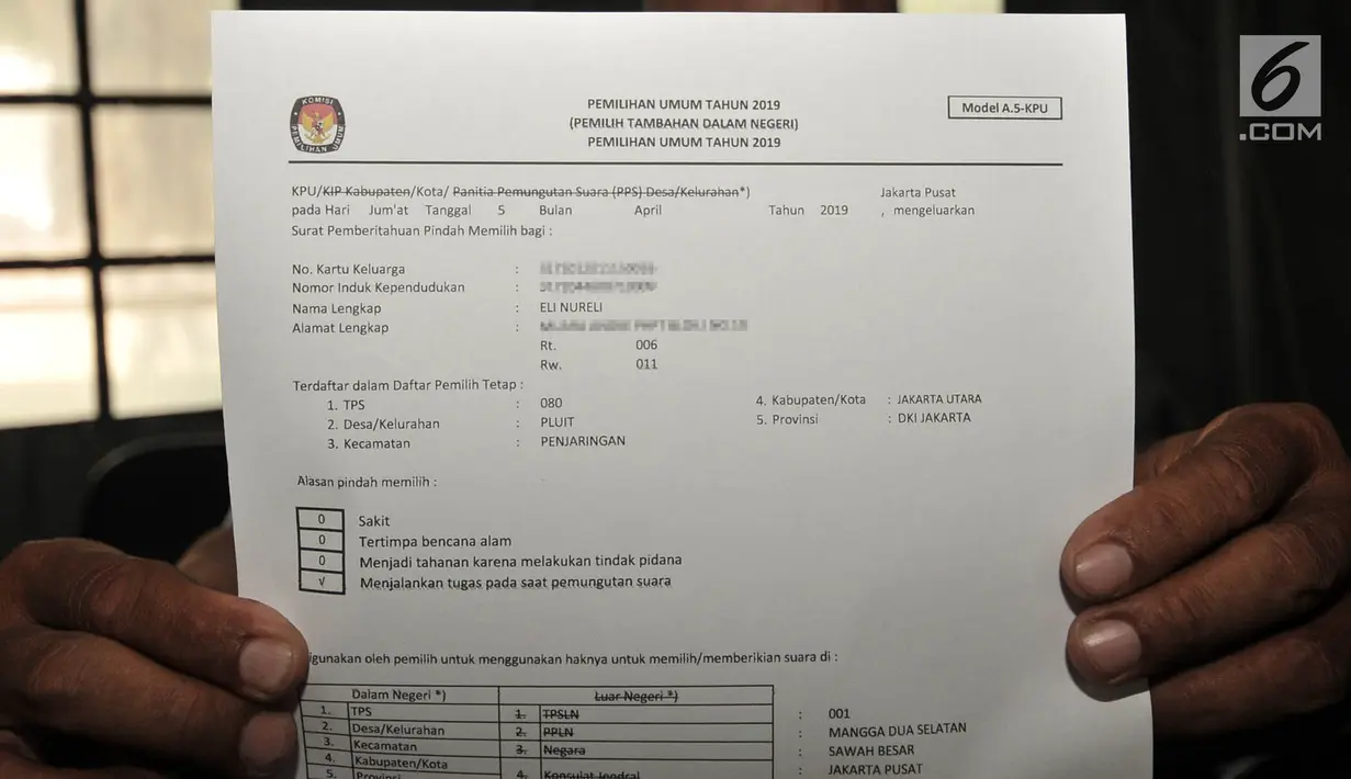 Warga menunjukkan formulir A5 di Kantor KPUD Jakarta Pusat, Jakarta, Senin (8/4).  KPU melayani warga yang ingin mengajukan pemindahan TPS hingga 10 April 2019 dengan 4 syarat antara lain sakit, tertimpa bencana alam, tahanan, dan penugasan saat hari pencoblosan. (merdeka.com/Iqbal S. Nugroho)