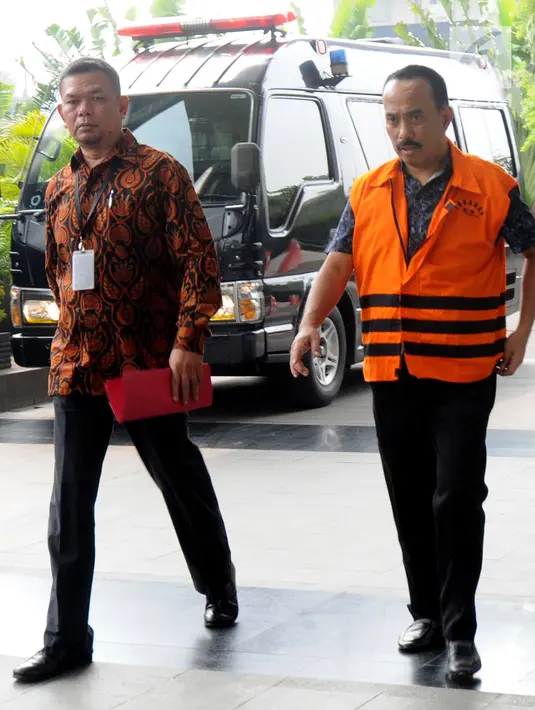 Tersangka suap Wali Kota Blitar nonaktif Muhammad Samanhudi Anwar tiba di kawal petugas untuk menjalani pemeriksaan di gedung KPK, Jakarta, Jumat (13/7). Samanhudi diperiksa terkait kasus untuk pengembangan suap Rp 1,5 miliar. (Merdeka.com/Dwi Narwoko)