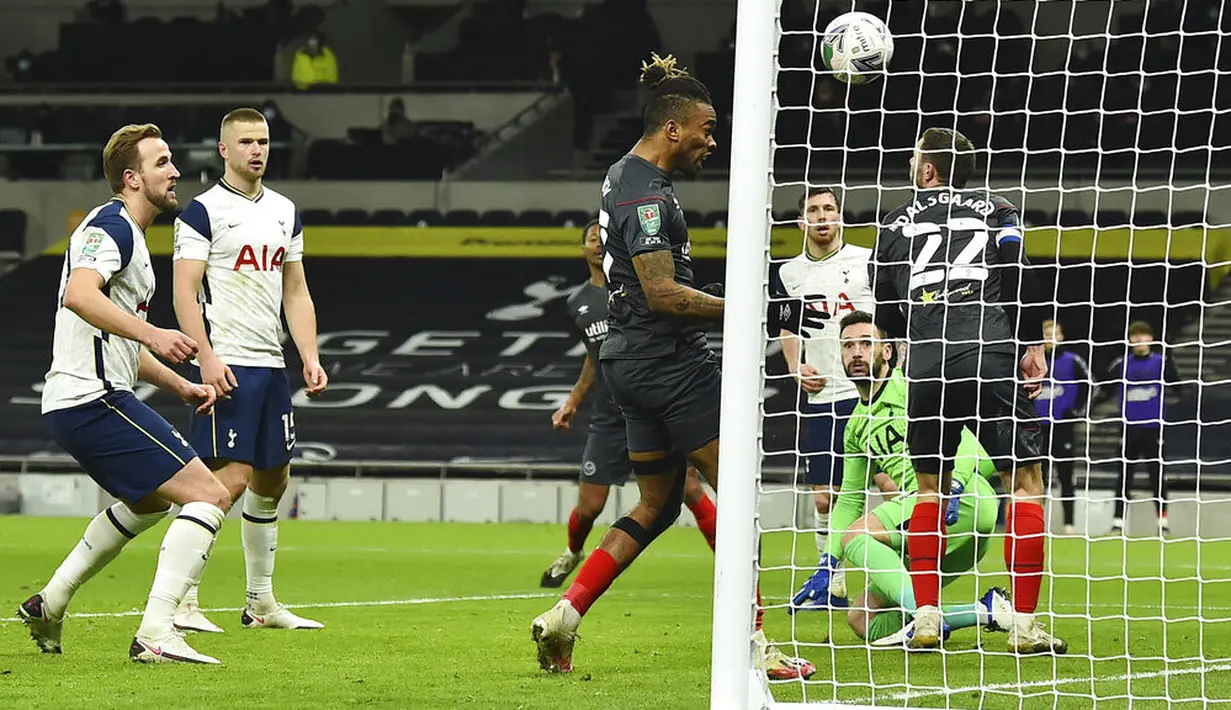 Pemain Brentford Ivan Toney (tengah) mencetak gol yang dianulir karena offside saat melawan Tottenham Hotspur pada pertandingan semifinal Piala Liga Inggris di Tottenham Hotspur Stadium, London, Inggris, Selasa (5/1/2021). Tottenham Hotspur menang 2-0. (Glyn Kirk/Pool via AP)