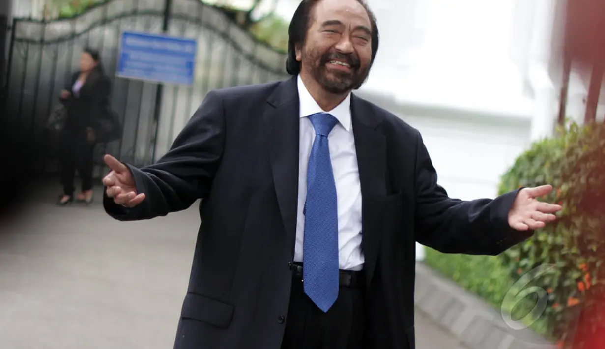 Ketum Partai NasDem, Surya Paloh terlihat tersenyum ramah kepada sejumlah awak media di Istana Negara, Jakarta, Kamis (15/1/2015). (Liputan6.com/Faizal Fanani)