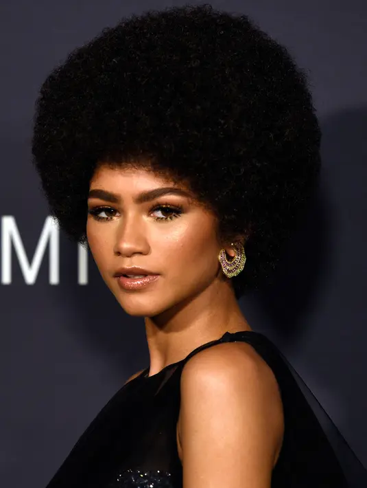 Aktris Zendaya berpose saat menghadiri acara tahunan InStyle Awardske-3  di Los Angeles, California, Senin (23/10). Pemain film Spiderman: Homecoming itu menjadi perhatian banyak orang lantaran tampil dengan rambut berbeda. (Chris Pizzello/Invision/AP)