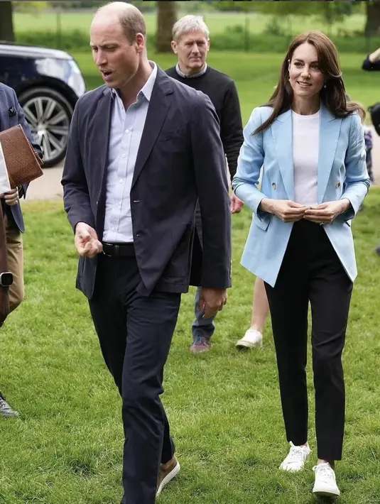 Kali ini, ia juga tampil begitu memukau dengan gaya kasual yang terlihat rapi walau rambutnya digerai. [Foto: Instagram/ Kate_Middleton_Royal]