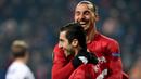 Pemain Manchester United, Henrikh Mkhitaryan, merayakan gol yang dicetaknya ke gawang FC Zorya Luhansk bersama Zlatan Ibrahimovic. Berkat kemenangan ini Setan Merah berhasil memastikan diri lolos ke babak selanjutnya. (AFP/Sergei Supinsky)