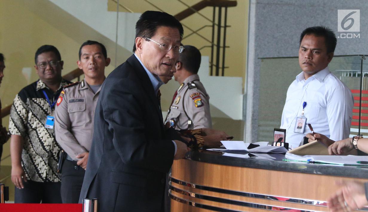 CEO Lippo Group James Riady tiba di Gedung KPK, Jakarta, Selasa (30/10). James Riady memenuhi panggilan oleh penyidik KPK. (Merdeka.com/Dwi Narwoko)