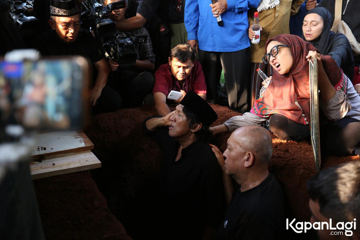 9 Potret Ikang Fawzi di Pemakaman Marissa Haque, Lantunkan Azan dalam Liang Lahad