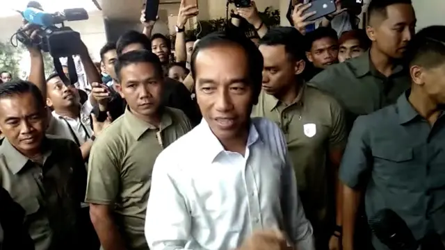 Calon presiden nomor urut 01, Joko Widodo atau Jokowi telah sampai di Djakarta Theater pada pukul 15.40 WIB untuk berkumpul dengan Tim Kampanye Nasional (TKN) dan ketua umum partai yang tergabung dalam Koalisi Indonesia Kerja (KIK).