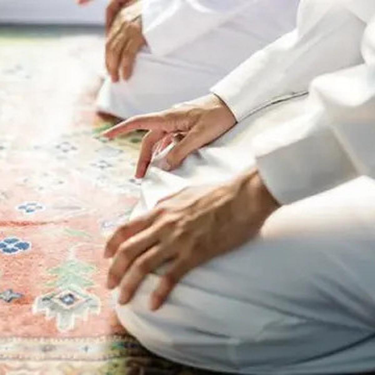 6 Gerakan Terlarang karena Menyerupai Hewan saat Sholat