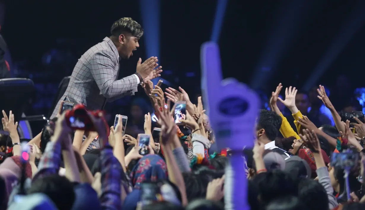 Malam itu, Abdul menampilkan kemampuan terbaiknya. Abdul sukses membawakan lagu yang dipopulerkan Robbie Williams yang berjudul Better Man. (Nurwahyunan/Bintang.com)