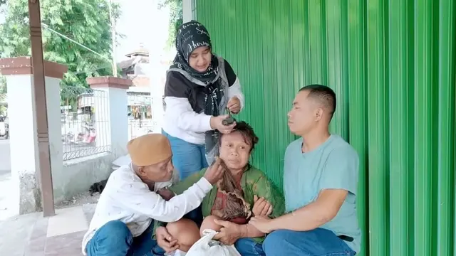 Heni Mustikaningati memperlakukan ODGJ yang ditemuinya di jalanan dengan sabar dan telaten. (Liputan6.com/Arief Pramono)