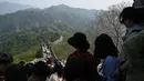 Tiket-tiket ke beberapa tempat wisata populer di Cina hampir habis terjual selama liburan. Tiket untuk Tembok Besar Badaling di Beijing telah terjual habis untuk tanggal 1 dan 2 Mei. (Photo by GREG BAKER / AFP)