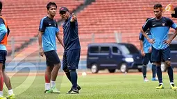 Rahmad Darmawan (Pelatih Timnas Indonesia U23) memberikan instruksi pada anak asuhnya saat berlatih di Stadion GBK Jakarta (Liputan6.com/Helmi Fithriansyah)