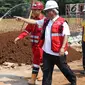 Menteri PUPR, Basuki Hadimuljono meninjau kesiapan fasilitas dan prasarana untuk Asian Games 2018 di Gelora Bung Karno (GBK), Jakarta, Kamis (10/5). Seluruh venue di GBK dinyatakan mendekati 100 persen tahap pengerjaan. (Liputan6.com/Angga Yuniar)