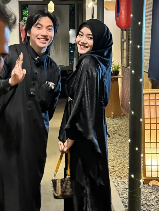 Jalan empat tahun berpacaran, Putri Delina dan Jeffry Reksa selalu terlihat saling toleransi karena agama yang dianut keduanya berbeda. Jeffry Reksa diketahui memeluk agama Kristen, sementara Putri Delina adalah seorang muslim. Mereka tetap tampil kompak dalam berbagai kesempatan. (Liputan6.com/IG/@putridelinaa)