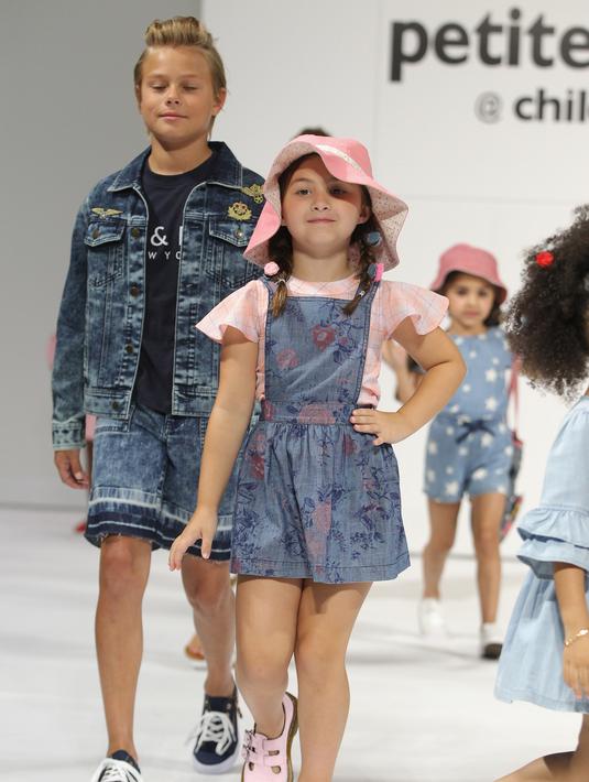 Para model cilik berjalan di atas catwalk membawakan koleksi True Religion pada saat petitePARADE di Children's Club di Jacob Javitz Center di New York City (6/8). (JP Yim / Getty Images untuk petitePARADE / AFP)