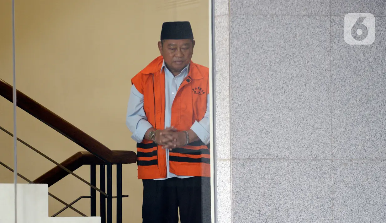 Bupati Sidoarjo Saiful Ilah saat akan menjalani pemeriksaan perdana pascaterjaring OTT di Gedung KPK, Jakarta, Jumat (17/1/2020). Saiful diperiksa sebagai tersangka terkait dugaan menerima suap dalam proyek infrastruktur di Dinas PUPR Kabupaten Sidoarjo. (merdeka.com/Dwi Narwoko)