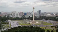 Massa demo 2 Desember memenuhi kawasan Monumen Nasional (Monas), Jakarta Pusat, Jumat (2/12). Aksi untuk menuntut ditangkapnya Gubernur DKI Jakarta nonaktif Basuki Tjahaja Purnama atas dugaan penistaan agama. (Liputan6.com/Ferbian Pradolo)