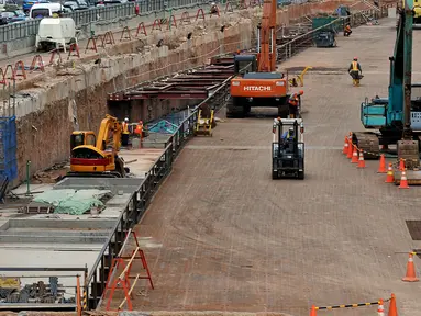 Pekerja menyelesaikan pembangunan Mass Rapid Transit (MRT), di Jakarta, Kamis (18/6/2015). Meski memasuki bulan Ramadan, pengerjaan MRT tetap berjalan dan ditargetkan selesai pada 2018. (Liputan6.com/Johan Tallo)