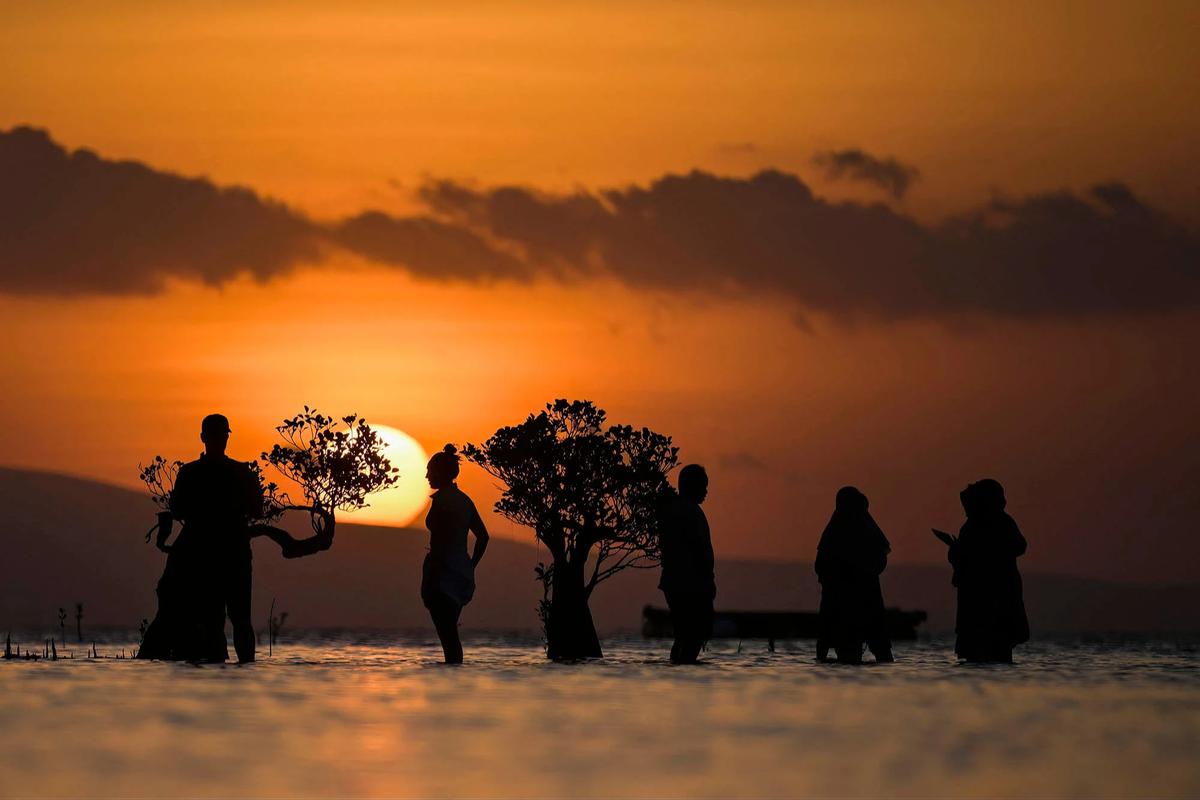 FOTO: Senja Pantai Walakiri Memikat Wisatawan di Sumba Timur
