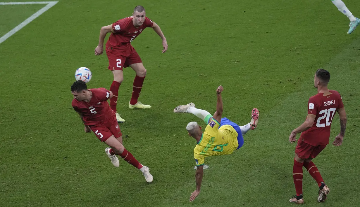 Richarlison mencetak gol indah saat Brasil membekuk Serbia 2-0 dalam pertandingan Grup G Piala Dunia 2022 yang berlangsung di Lusail Stadium, Jumat (25/11/2022). (AP Photo/Darko Vojinovic)