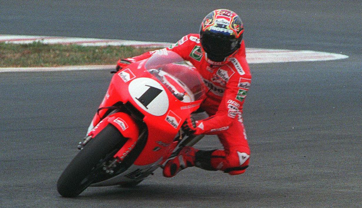 Aksi Max Biaggi saat beraksi di kelas 250cc. (AFP/Kemal Jufri)