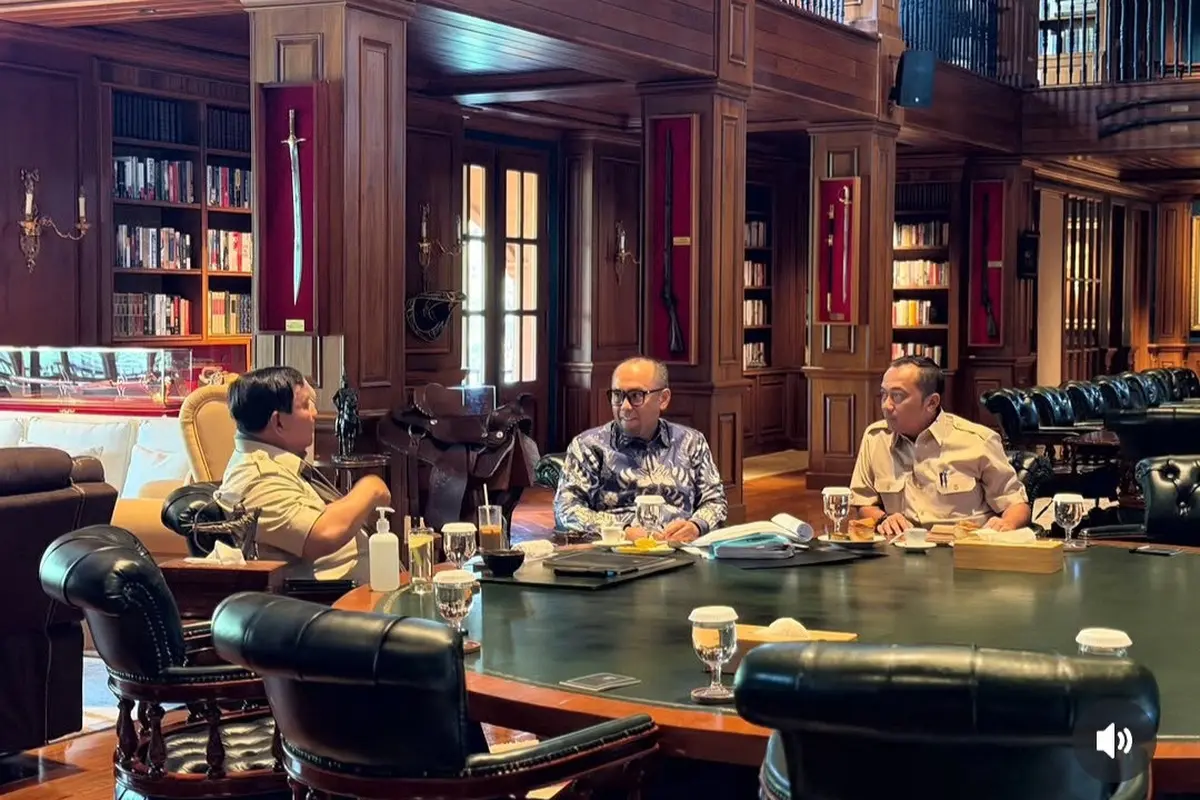 Presiden Prabowo Subianto menggelar rapat bersama Ketua Pusat Pelaporan Analisis Transaksi Keuangan (PPATK), Ivan Yustiavandana dan Menteri Sekretaris Negara Prasetyo Hadi di Hambalang, Jawa Barat, Minggu (3/5/2026). (Istimewa)
