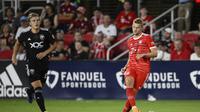 Matthijs de Ligt beraksi dalam laga pramusim Bayern Munchen melawan DC United, Kamis (21/7/2022). (AP/Nick Wass)