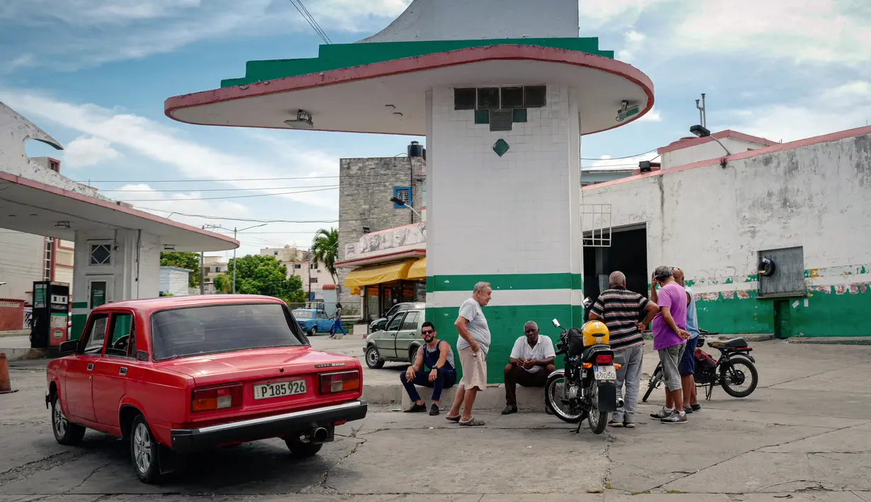 Orang-orang menunggu bahan bakar di pom bensin di Havana pada 14 April 2023. (Photo by ADALBERTO ROQUE / AFP)