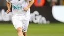 Legenda sepak bola Italia, Francesco Totti mengumpan bola saat mengikuti pertandingan perpisahan Andrea Pirlo, di Stadion Milan San Siro, Italia, (21/5).(AP Photo / Antonio Calanni)