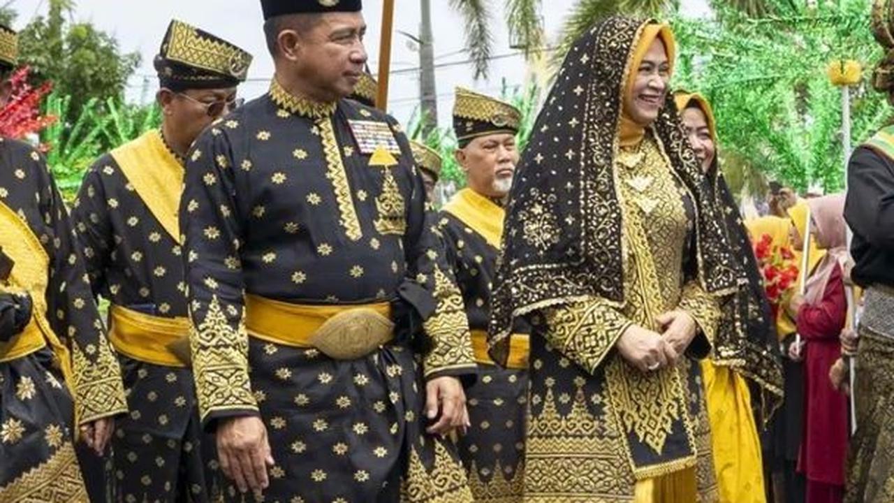 Penampilan Panglima TNI beserta istri ini sontak menjadi sorotan di samping gelar yang diberikan untuk sang Jenderal. Berbagai komentar pun membanjiri unggahan tersebut. <br>