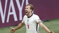 Harry Kane mencetak gol kedua Inggris ketika membungkam Jerman di 16 besar Euro 2020 di Stadion Wembley, Rabu (30/6/2021). (AFP/John Sibley)