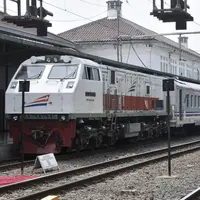 Kereta api jarak jauh saat menunggu keberangkatan di Stasiun Pasar Senen, Jakarta, Minggu (29/3/2020). PT KAI (Persero) Daop 1 Jakarta membatalkan 28 perjalanan Kereta Api keberangkatan jarak jauh mulai 1 April - 1 Mei 2020 dalam upaya memutus penyebaran virus corona. (merdeka.com/Iqbal S Nugroho)