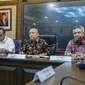 Menteri Koperasi dan UKM Teten Masduki (tengah) memberi keterangan saat konferensi pers di Kementerian Koperasi dan UKM, Jakarta, Selasa (5/11/2019). Teten menyatakan pihaknya bertekad membawa produk-produk UMKM masuk ke dalam rantai pasok global (global value chain). (Liputan6.com/Faizal Fanani)