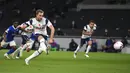 Pemain Tottenham Hotspur Harry Kane mencetak gol ke gawang Brighton and Hove Albion pada pertandingan Liga Premier Inggris di Tottenham Hotspur Stadium, London, Minggu (1/11/2020). (Mike Hewitt/Pool via AP)