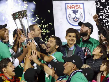 Pemain New York Cosmos, Raul Gonzalez (tengah) merayakan gelar juara bersama rekanya usai mengalahkan Ottawa Fury pada Liga nasional Amerika Utara (NASL) di Hempstead, New York, Minggu (15/11/2015). (REUTERS/Brendan McDermid)