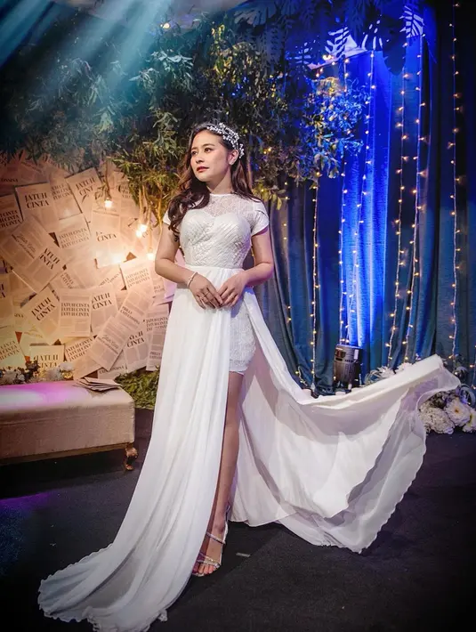 Sebagi publik figur, Prilly Latuconsina selalu memperhatikan penampilannya. Kali ini, wanita berdarah Ambon dan Sunda tersebut mengenakan gaun putih. Ditambah aksesoris di kepala, membuatnya makin cantik.(Liputan6.com/IG/@prillylatuconsina96)