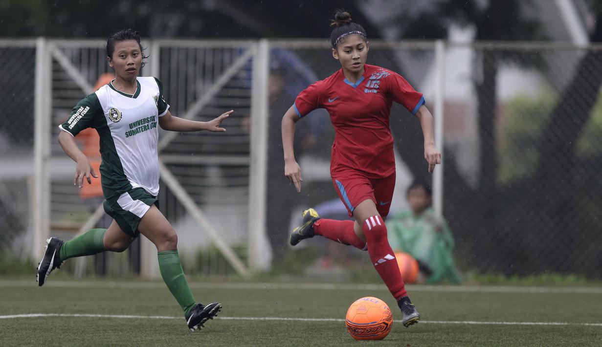 Striker Bangka Belitung, Zahra Muzdalifah, mengejar bola saat melawan Sumatra Utara pada laga Piala Pertiwi 2019 di Lapangan NYTC, Sawangan, Rabu (24/4). Babel unggul 5-0 atas Sumut. (Bola.com/Yoppy Renato)
