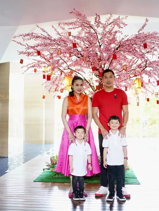 Keluarga Sandra Dewi tampil mengenakan busana nuansa cerah. @sandradewi.