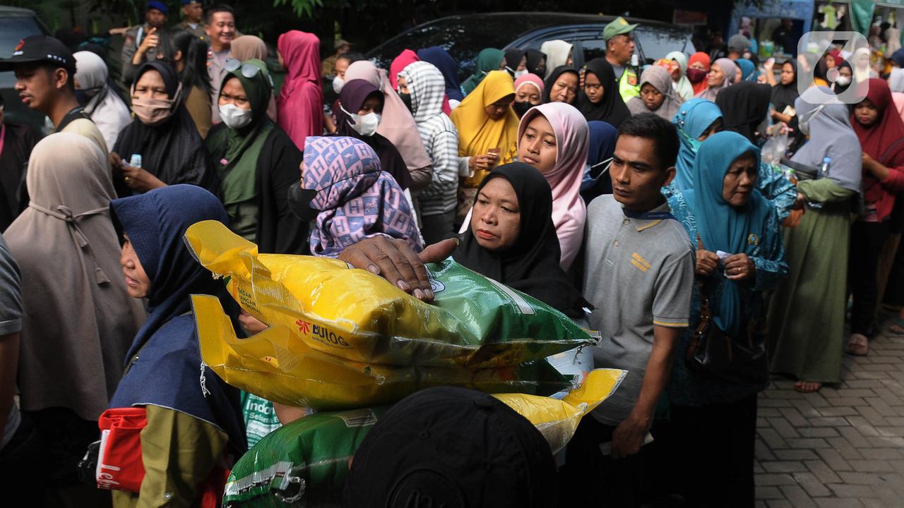 Antrean Warga Bekasi Utara untuk Mendapatkan Beras SPHP