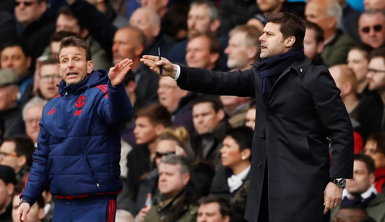 Pelatih Tottenham, Mauricio Pochettino (kanan) mengintruksikan para pemainnya pada lanjutan liga Inggris di stadion White Hart Lane, London, (10/4). Tottenham menang telak atas MU dengan skor 3-0. (Reuters/John Sibley)