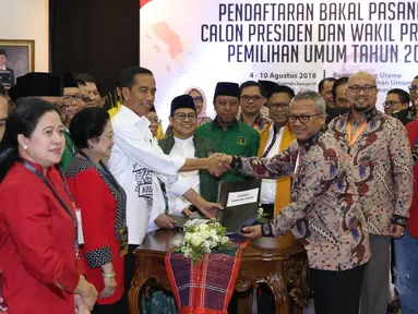 Bakal Calon Presiden, Joko Widodo menyerahkan dokumen syarat pencalonan kepada Ketua KPU Arief Budiman di Jakarta, Jumat (10/8). Pasangan Jokowi-Ma'ruf Amin mendaftarkan diri sebagai capres-cawapres di Pilpres 2019. (Liputan6.com/Helmi Fithriansyah)