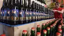 Seorang karyawan menata botol bir bergambar Presiden AS Donald Trump di perusahaan bir Pravada di Lviv, Ukraina, 20 Mei 2017. Sebelum Pravda juga membuat bir seri kepala negera seperti Vladimir Putin, Barack Obama dan Angela Merkal. (Yuri DYACHYSHYN/AFP)