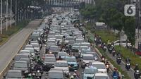 Sejumlah kendaraan terjebak kemacetan saat jam pulang kerja di Jalan Jenderal Sudirman, Jakarta, Rabu (3/11/2021). Salah satu aturan kerja pada sektor non esensial diizinkan bekerja dari kantor atau 'work from office' (WFO) 75 persen dan sektor esensial 100 persen. (Liputan6.com/Herman Zakharia)