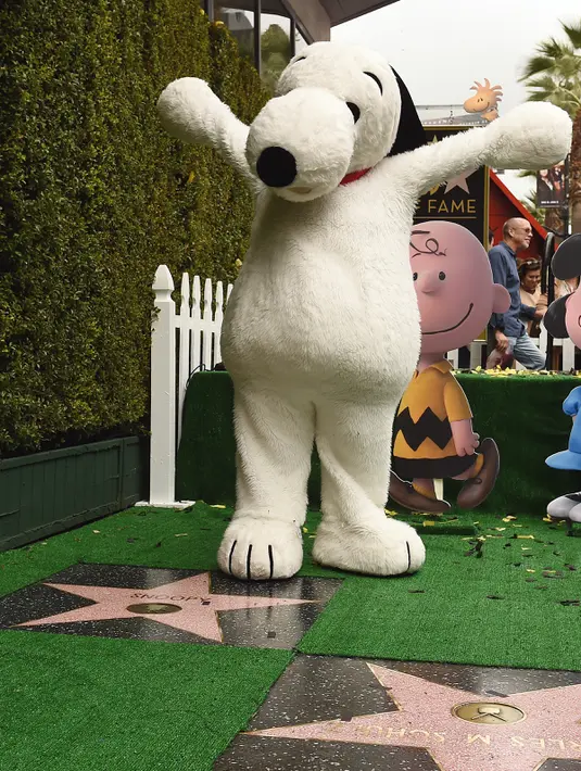 Snoopy berpose  di Hollywood Walk of Fame pada upacara penghargaan di California, Senin (2/11). Untuk merayakan 65 tahun Snoopy dan Charlie Brown, film terbaru  berjudul The Peanuts Movie  dirilis pada 6 November di AS. (AFP PHOTO/Robyn Beck)