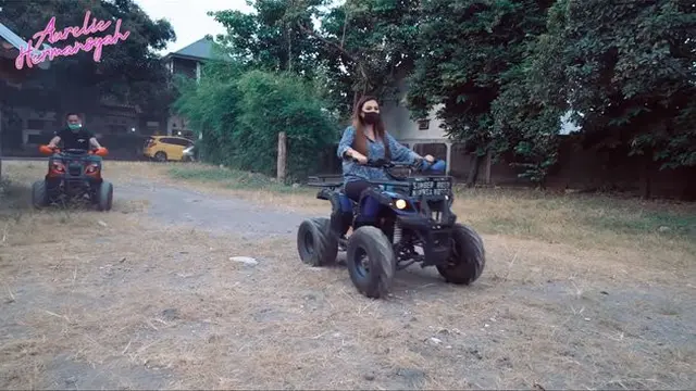 Momen Atta Halilintar dan Aurel Hermansyah Naik ATV di Jogja. (Sumber: YouTube/Aurelie Hermansyah)